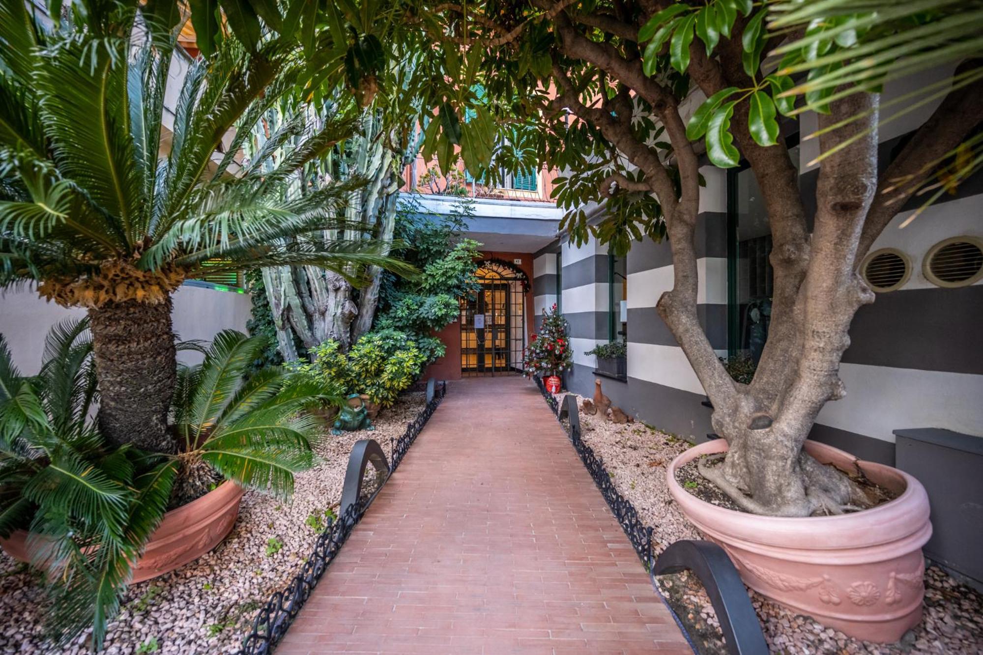 Le Terrazze Aparthotel อาลัสซิโอ ภายนอก รูปภาพ