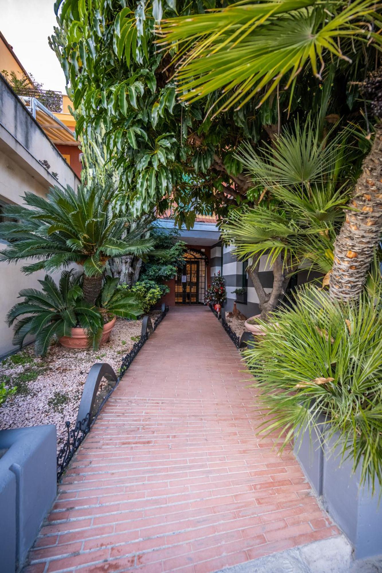 Le Terrazze Aparthotel อาลัสซิโอ ภายนอก รูปภาพ