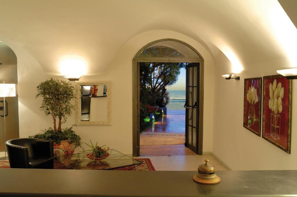 Le Terrazze Aparthotel อาลัสซิโอ ภายนอก รูปภาพ