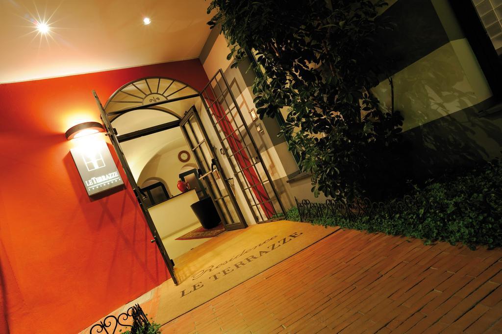 Le Terrazze Aparthotel อาลัสซิโอ ภายนอก รูปภาพ