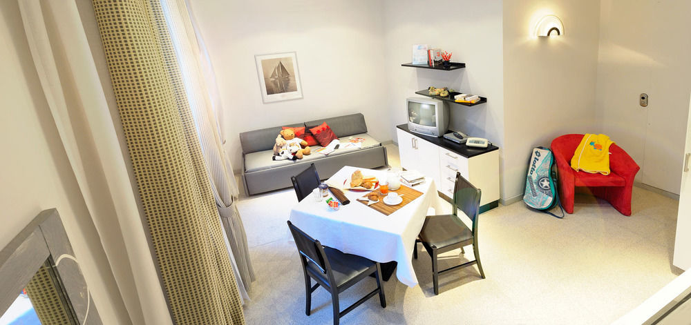 Le Terrazze Aparthotel อาลัสซิโอ ภายนอก รูปภาพ