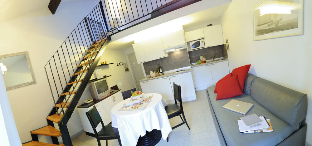 Le Terrazze Aparthotel อาลัสซิโอ ภายนอก รูปภาพ