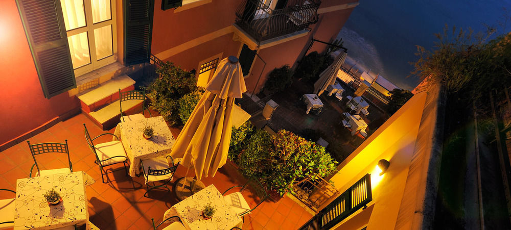 Le Terrazze Aparthotel อาลัสซิโอ ภายนอก รูปภาพ