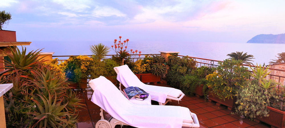 Le Terrazze Aparthotel อาลัสซิโอ ภายนอก รูปภาพ