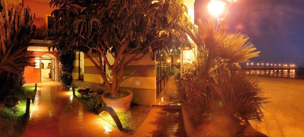 Le Terrazze Aparthotel อาลัสซิโอ ภายนอก รูปภาพ