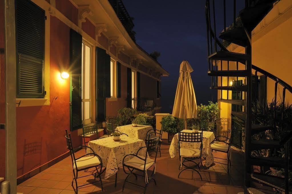 Le Terrazze Aparthotel อาลัสซิโอ ภายนอก รูปภาพ