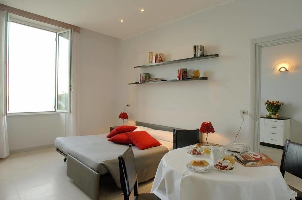 Le Terrazze Aparthotel อาลัสซิโอ ภายนอก รูปภาพ